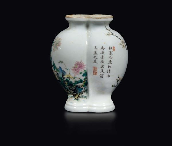 Vaso a doppio corpo in porcellana a smalti policromi con ramo fiorito ed iscrizioni, Cina, Dinastia  [..]