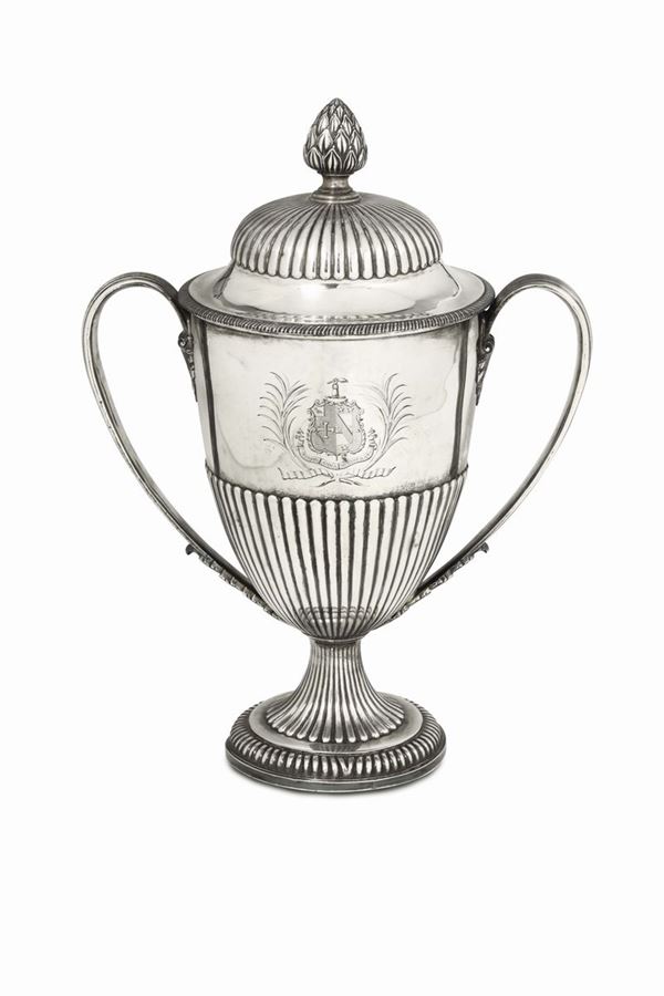 Grande coppa biansata in argento sterling fuso,sbalzato e cesellato. Bolli per Londra 1775 e dell’argentiere (non identificato)