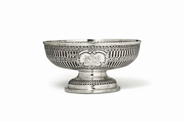 A bowl in sterling silver, molten, embossed and chiselled. London 1797, silversmith Henry Green