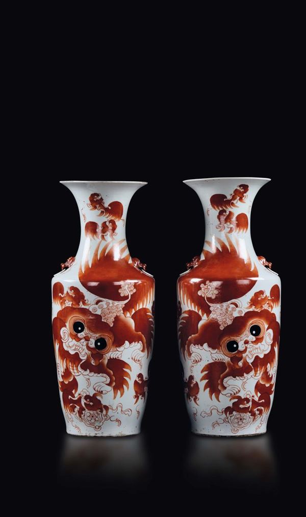 Coppia di vasi in porcellana a smalti policromi raffiguranti cani di Pho ed iscrizioni, Cina, Dinastia Qing, XIX secolo