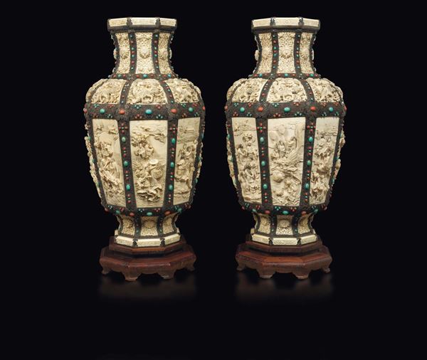Eccezionale coppia di grandi e rari vasi a base ottogonale in avorio con profili in filigrana d’argento  [..]