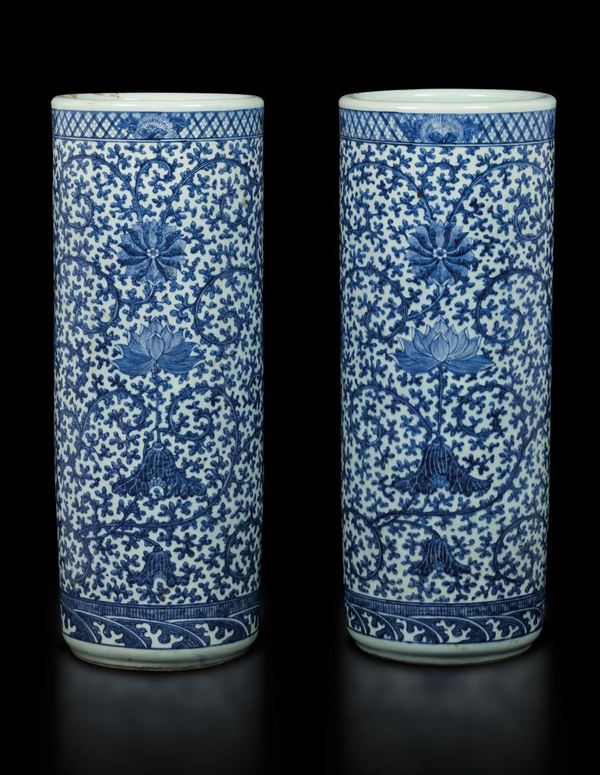 Coppia di vasi cilindrici in porcellana bianca e blu con decoro floreale a catenella, Cina, Dinastia Qing, XIX secolo
