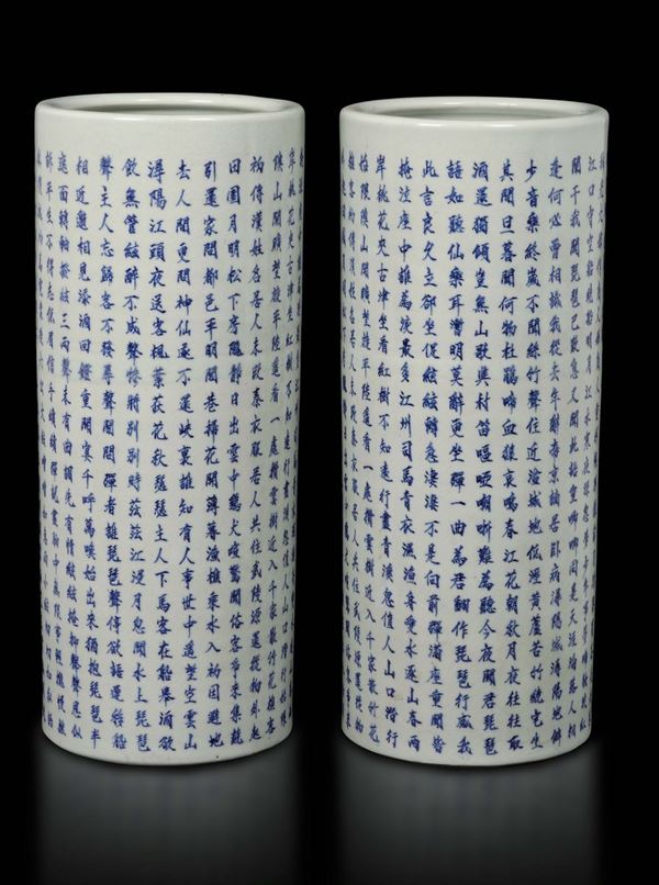 Coppia di vasi cilindrici in porcellana bianca e blu con decoro ad iscrizioni, Cina, Dinastia Qing, XIX secolo
