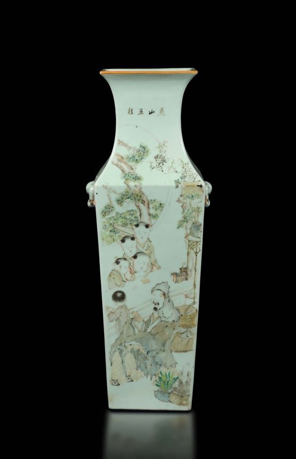 Vaso a pianta quadrata in porcellana a smalti policromi con paesaggio, fanciulli ed iscrizioni, Cina, Dinastia Qing, XIX secolo