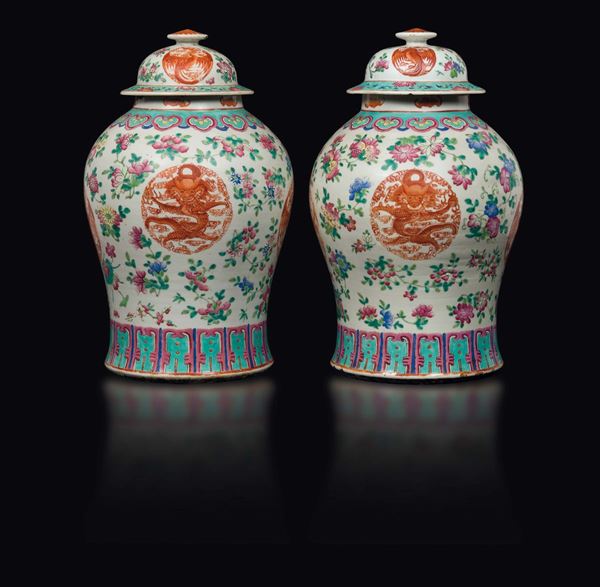 Coppia di potiches in porcellana a smalti policromi con draghi e fenici rosse, Cina, Dinastia Qing, epoca Guangxu (1875-1908)