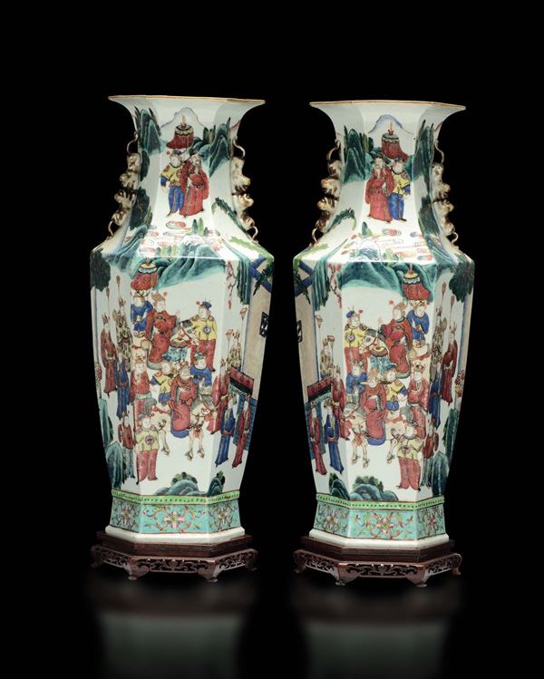 Coppia di vasi a balaustro in porcellana Famiglia Rosa raffiguranti scene di vita di corte, Cina, Dinastia Qing, XIX secolo