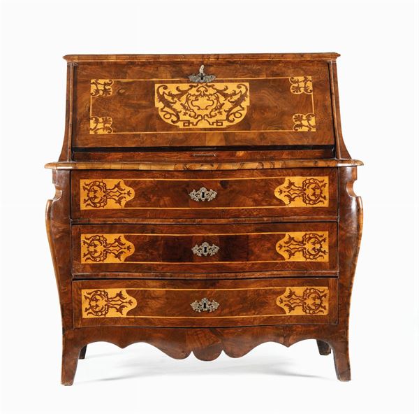 A chest of drawers in walnut and marquetry in precious wood with phytomorphic designs, Papal States, half of the 18th century