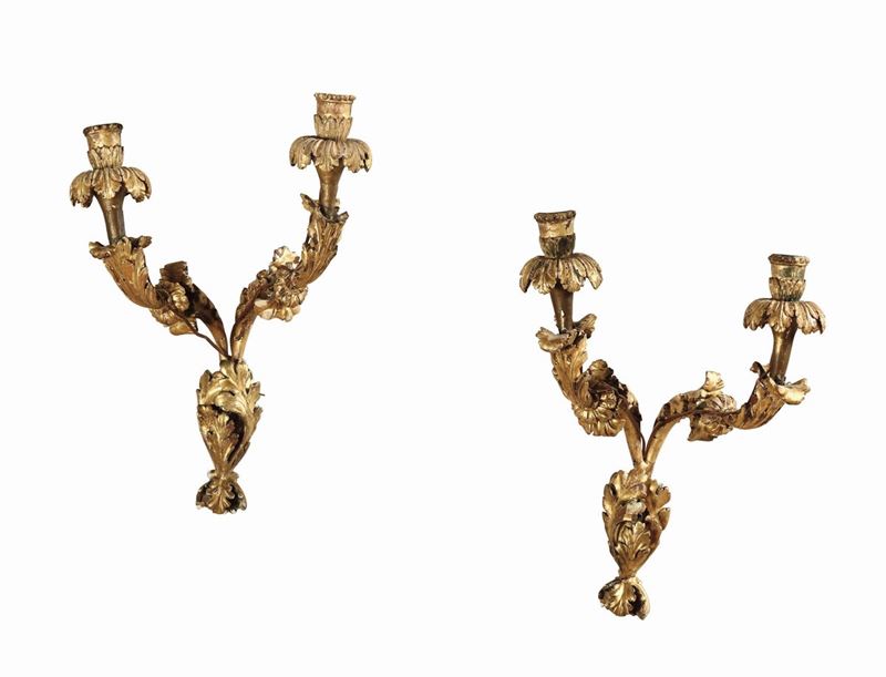 Coppia di appliques a due bracci in legno intagliato e dorato, XVIII secolo  - Asta Importanti Opere e Arredi - Cambi Casa d'Aste