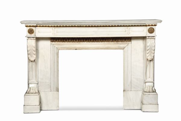 Camino in marmo bianco scolpito con finimenti in bronzo fuso, cesellato e dorato. Arte Neoclassica Italia XIX secolo.