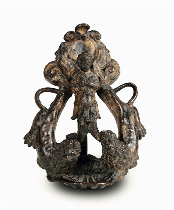 Battente in bronzo fuso cesellato e dorato. Fonditore veneto del XVI secolo prossimo a Tiziano Aspetti (Padova 1557 - Pisa 1606)