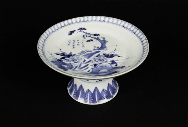 Alzatina in porcellana bianca e blu a decoro naturalistico con iscrizioni, Cina, Dinastia Qing, XIX secolo