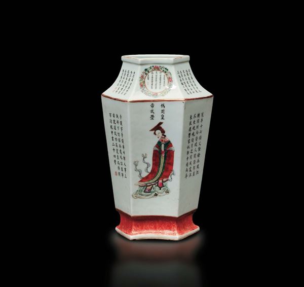 Vaso in porcellana a smalti policromi con guerrieri, Guanyin ed iscrizioni, Cina, Dinastia Qing, XIX secolo