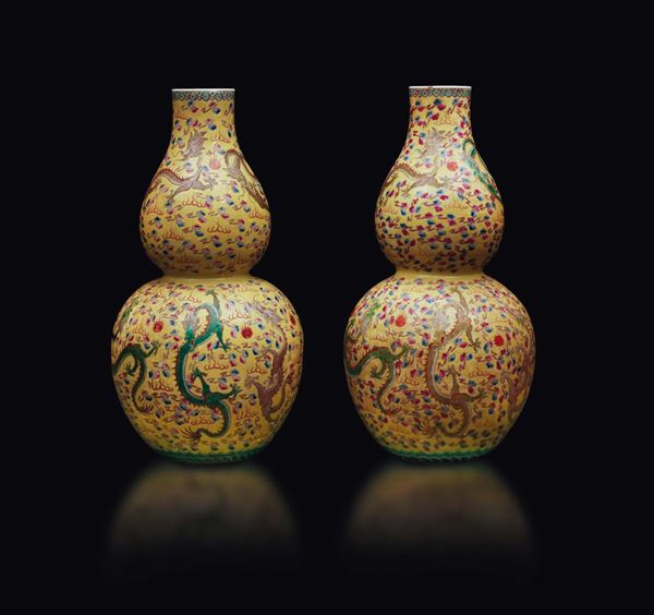 Coppia di vasi a doppia zucca in porcellana a fondo giallo con raffigurazione di dragoni tra le nuvole, Cina, inizio XX secolo