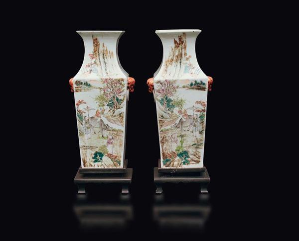 Coppia di vasi in porcellana a smalti policromi con poesia e sua raffigurazione, Cina, inizio XX secolo