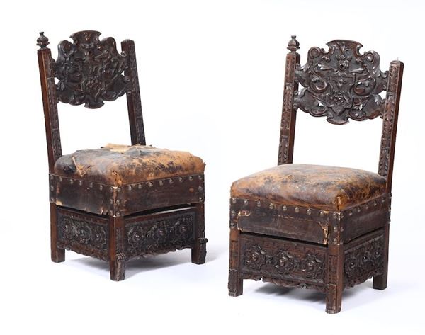 Coppia di sedie in legno scolpito, XIX secolo