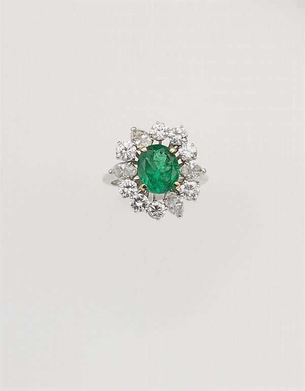 Anello con smeraldo Colombia di ct 2,25 e diamanti a contorno per ct 2,43