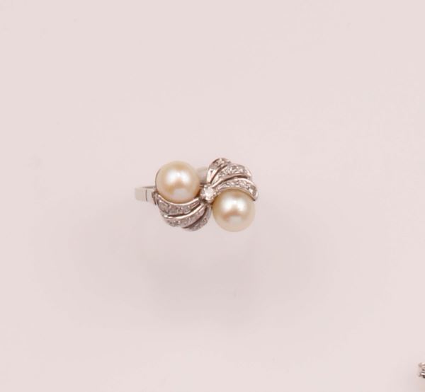 Anello con due perle coltivate e piccoli diamanti
