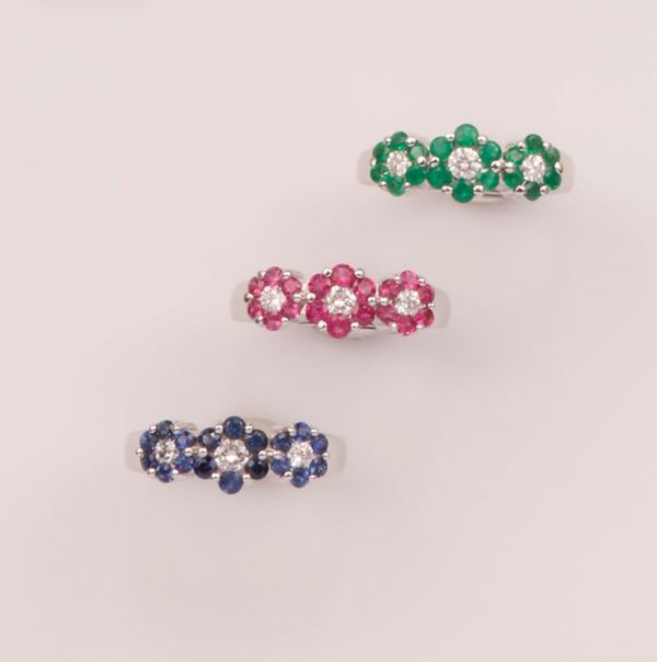 Lotto composto da tre anelli fiori con smeraldi, rubini, zaffiri e diamanti