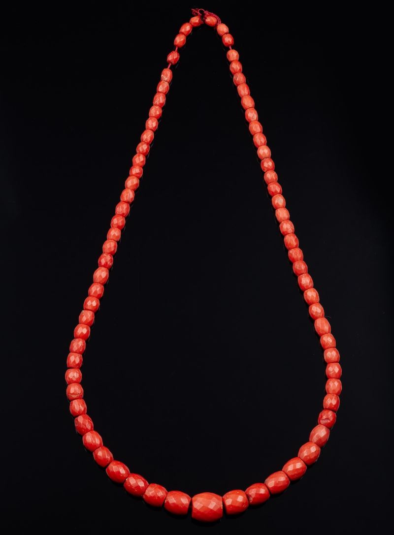 Graduated coral beads necklace  - Auction Fine and Coral Jewels - Cambi Casa d'As [..]