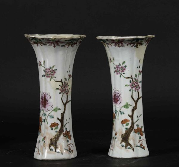A pair of Pink Family porcelain trumpet vases wth floral decorations, China, Qing Dynasty, Qianlong epoque (1736-1796)