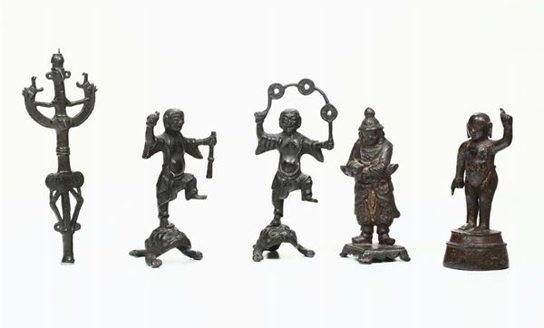 Lotto di cinque oggetti in bronzo, varie epoche e manifatture