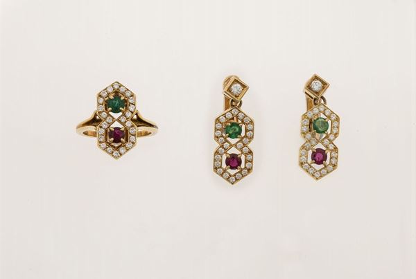 Lotto composto da un anello ed un paio di orecchini con rubini, smeraldi e diamanti