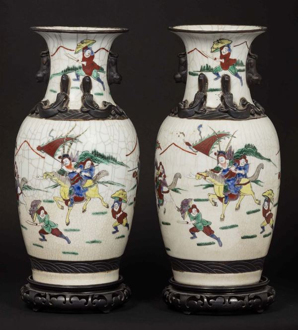 A pair of craquelé porcelain vases with battle scenes, China, Qing Dynasty, late 19th century