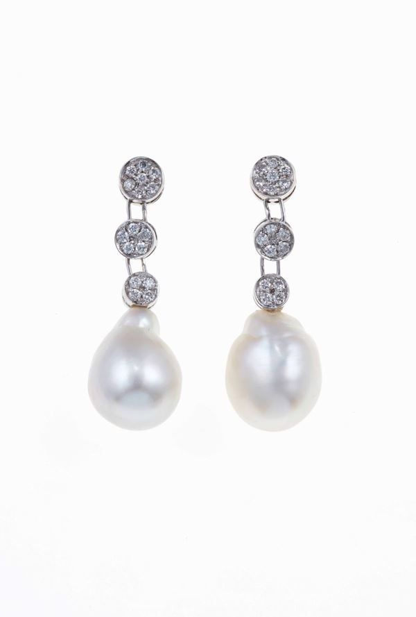 Orecchini pendenti con perla coltivata e diamanti
