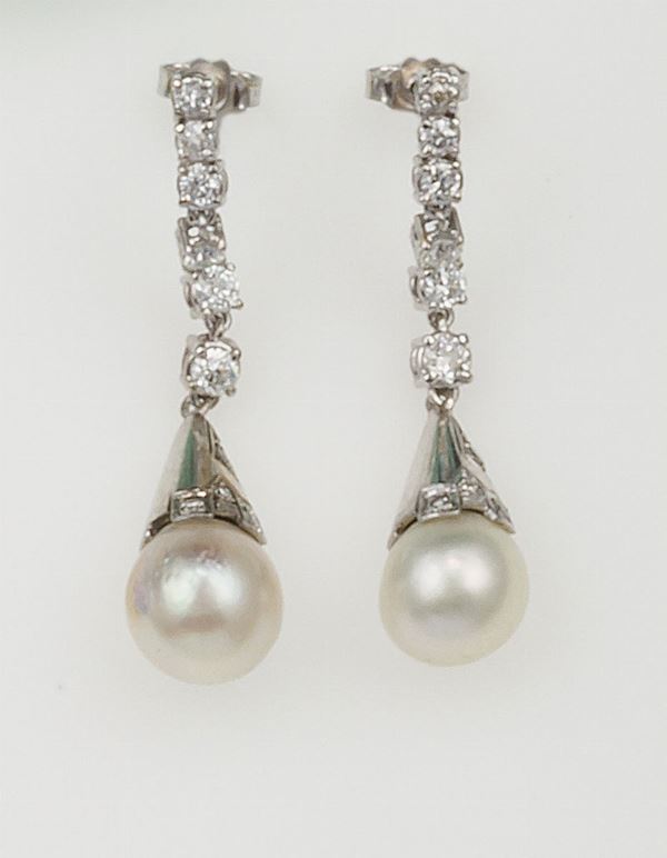 Orecchini pendenti con perle coltivate e piccoli diamanti