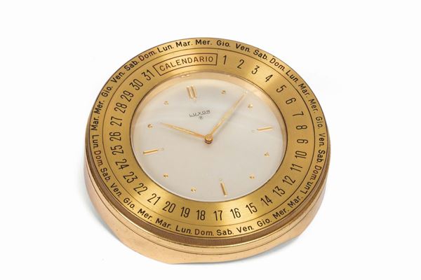LUXOR. Orologio da tavolo, in ottone dorato con calendario e riserva di carica di 8 giorni. Realizzato nel 1960 circa