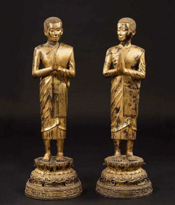 Coppia di sculture in bronzo dorato raffiguranti monaci, Thailandia, 1880 ca.