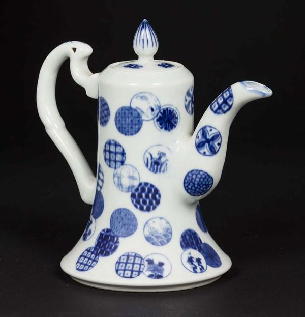 A blue and white porcelain teapot with circular and geometric decorations, China, Qing Dynasty, late 19th century