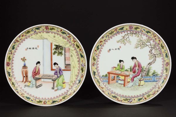 Coppia di piatti in porcellana a smalti policromi con figure di Guanyin e iscrizioni, Cina, Repubblica, XX secolo