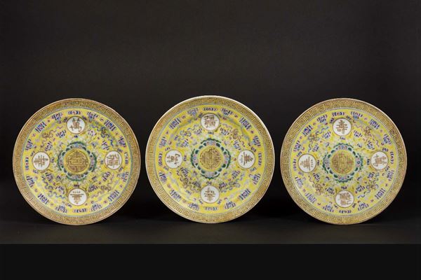 Tre piatti in porcellana a smalti policromi a fondo giallo con iscrizioni entro riserve, Cina, Dinastia Qing, marchio e del periodo Guangxu (1875-1908)