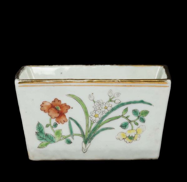 A polychrome glazed porcelain jardinière with floral motives, golden profiles and inscription, China, Qing Dynasty, 19th century
