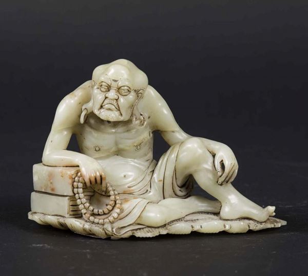 Figura di saggio seduto scolpito in saponaria con collana da preghiera, Cina, Dinastia Qing, fine XIX secolo