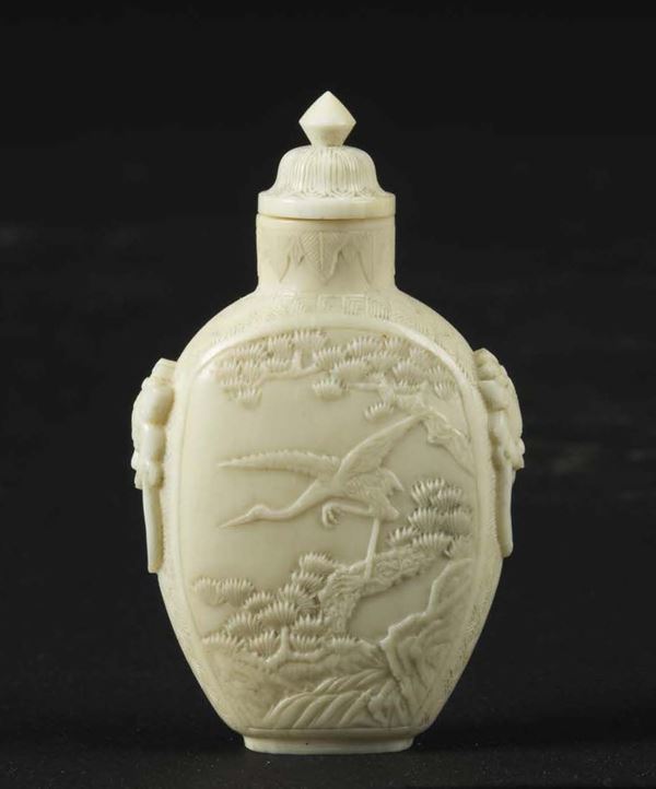 Snuff bottle scolpita in avorio con figure di gru entro paesaggio, Cina, Dinastia Qing, XIX secolo