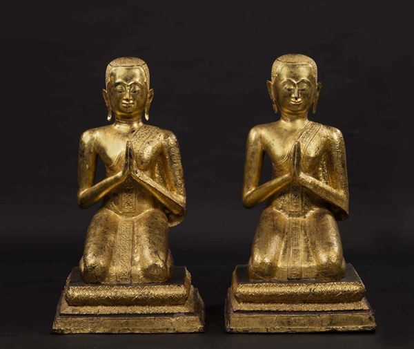 Coppia di sculture in bronzo dorato raffiguranti monaci in preghiera, Thailandia, XX secolo