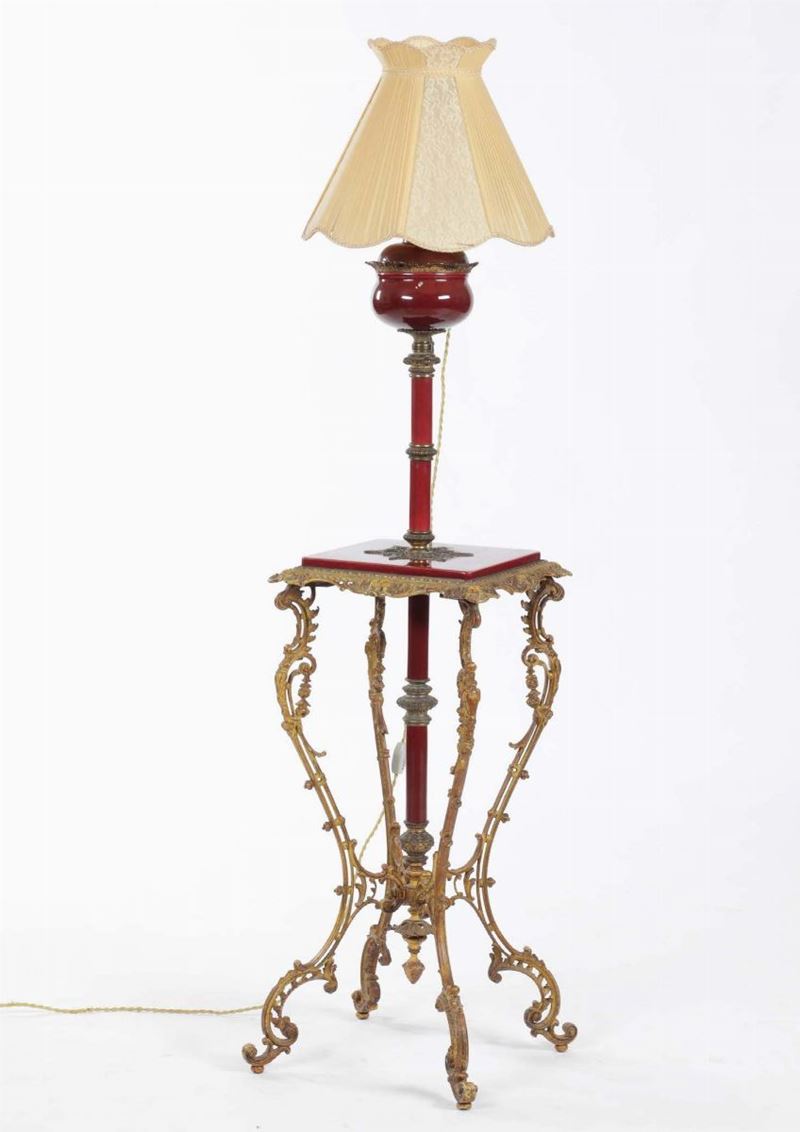 Tavolino con lampada in metallo dorato, XX secolo  - Asta Arredi, Dipinti e Oggetti d'Arte - Cambi Casa d'Aste