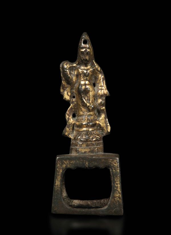 Figura di Lama eretto su fiore di loto in bronzo dorato, Cina, Dinastia Tang (618-906)
