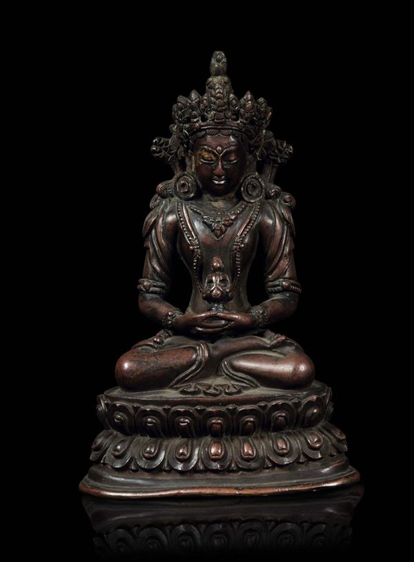 Figura di Avalokitesvara seduta su doppio fiore di loto in bronzo, Tibet/Nepal, XVI secolo