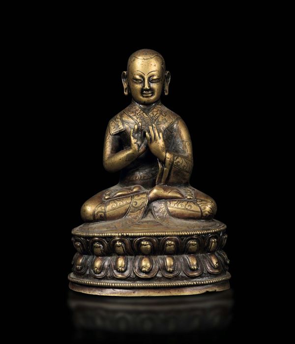 Figura di monaco Sakya-master seduto su doppio fiore di loto in bronzo cesellato, Tibet, XIV-XV secol [..]