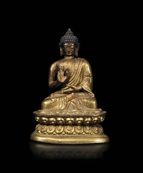 Figura di Buddha Sakyamuni seduto su doppio fiore di loto in bronzo dorato, Tibet (?), XVII-XVIII secolo