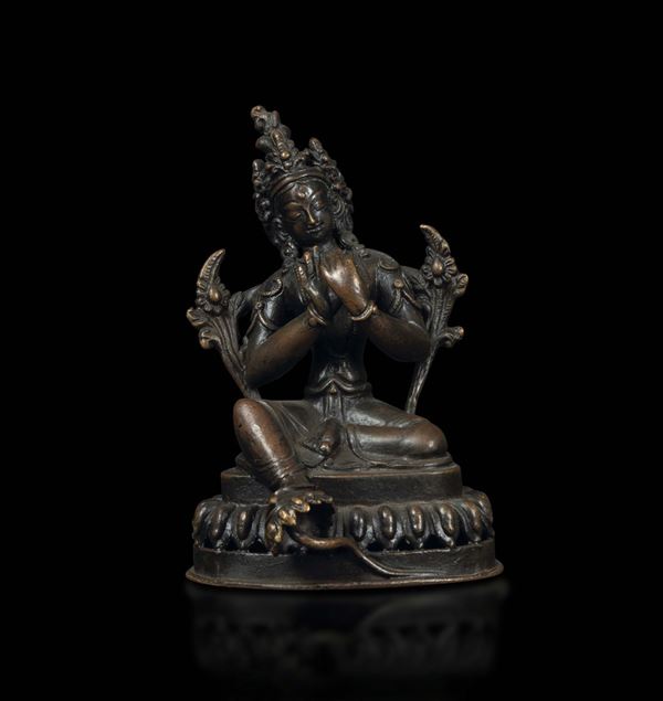 Figura di Avalokitesvara seduta su fiore di loto in bronzo, Tibet/Nepal, XVI secolo