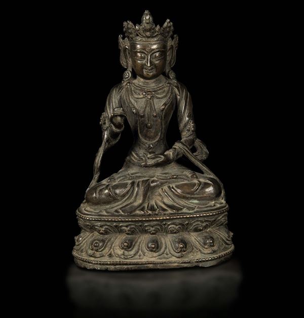 Figura di Buddha in bronzo seduto su doppio fiore di loto, Cina, Dinastia Ming, marchio e del periodo  [..]
