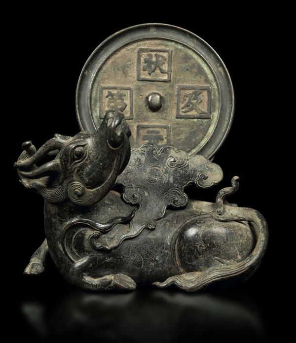 Figura di bue con disco con ideogrammi in bronzo, Cina, Dinastia Ming, XVII secolo