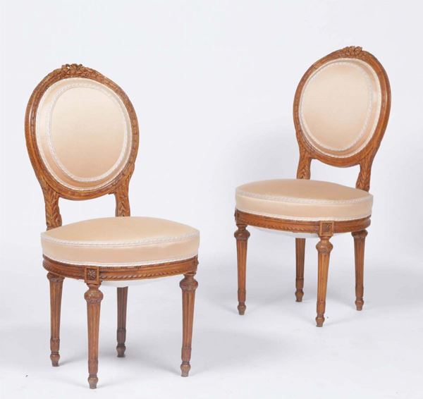 Coppia di sedie in legno intagliato, Francia, epoca Luigi XVI