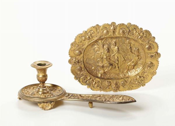 Lotto di una bugia e un’alzatina in metallo sbalzato e dorato, fine XIX secolo