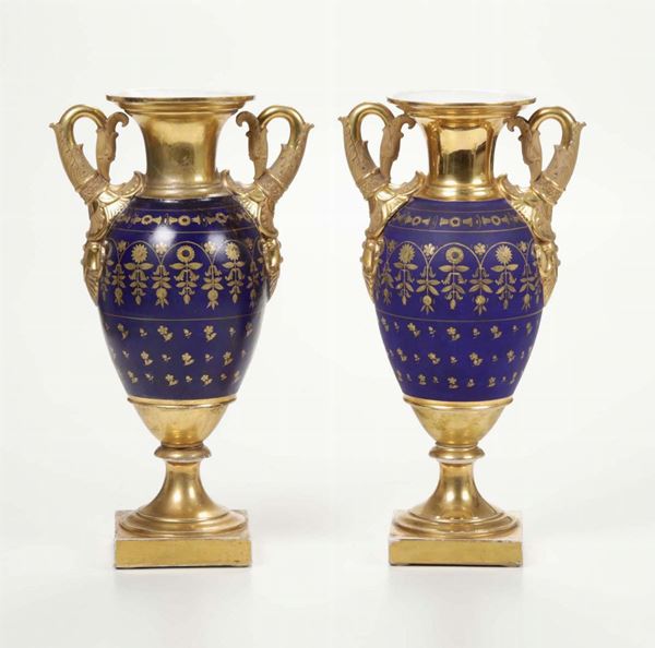 Coppia di vasi montati a lampada Probabilmente Parigi, prima metà del XIX secolo