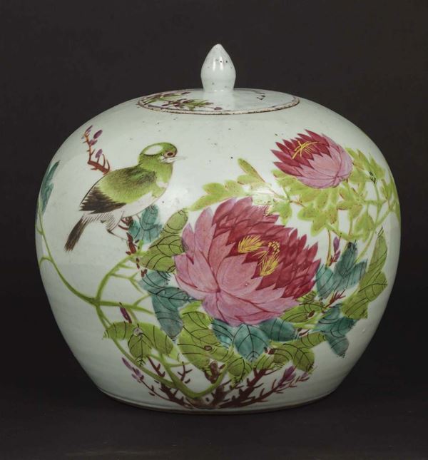 A Pink Family porcelain potiche with lid with a decor of a sparrow and blossoming peonies, China, 20th century